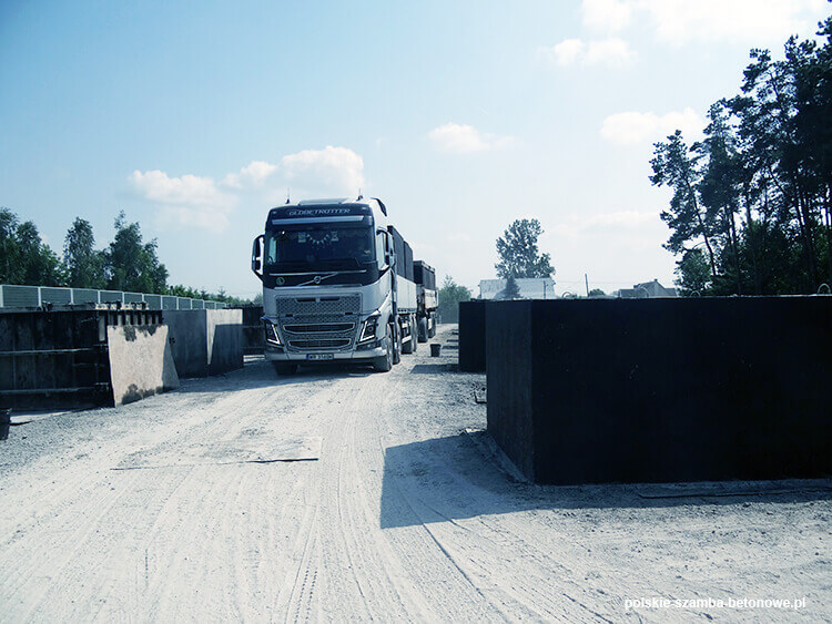 Transport szamb betonowych  w Margoninie